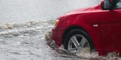 Aprenda a proteger su coche de la lluvia y a prevenir el desgaste del motor