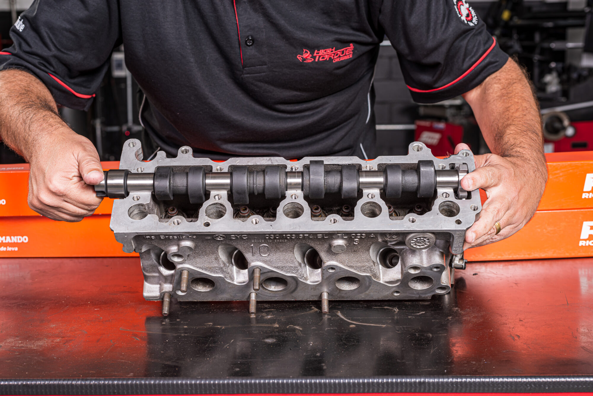 O que causa o desgaste dos cames do comando de válvulas?