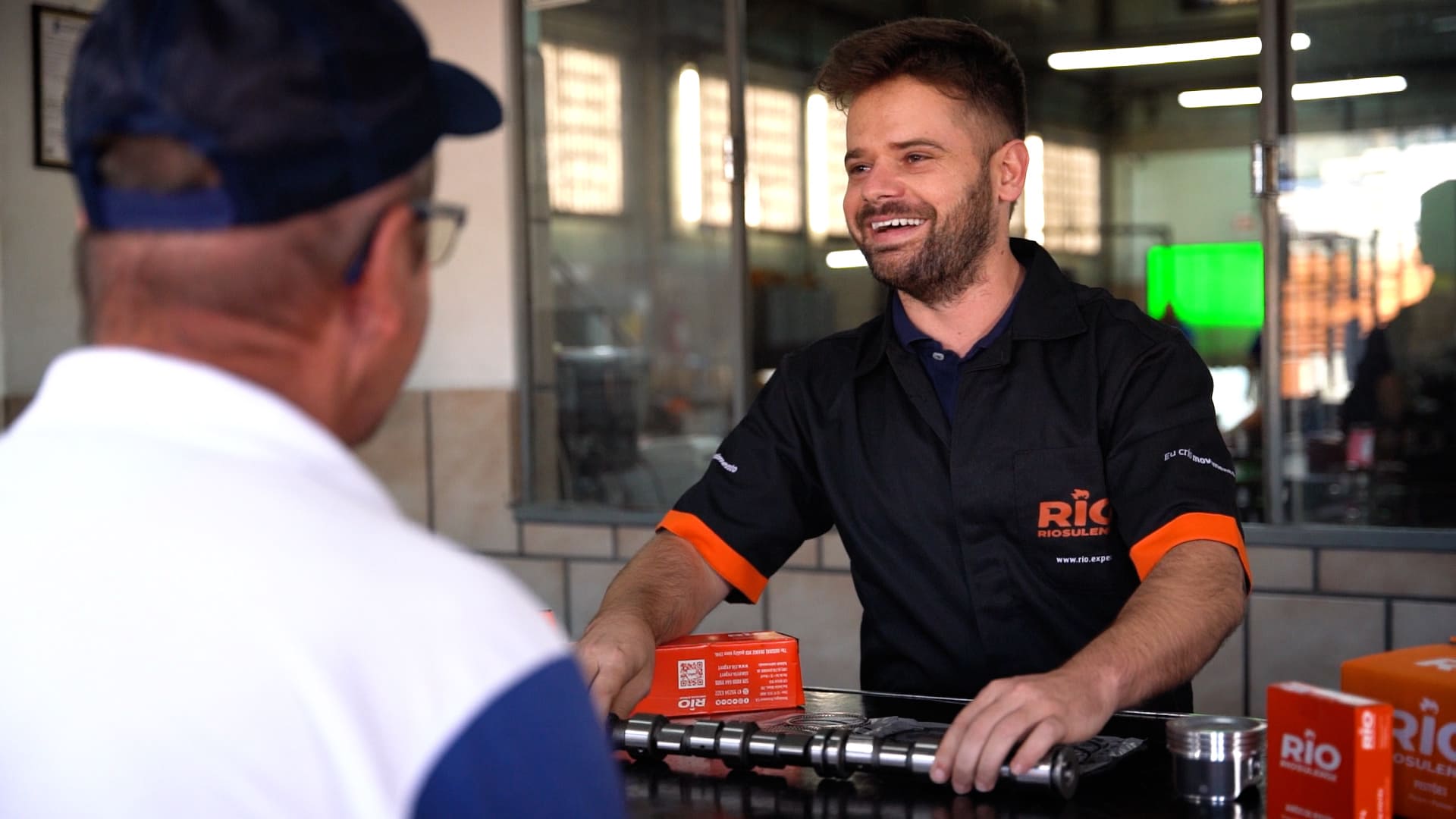 Peças para motor: como o pedido por RIO ajuda o distribuidor a defender preço no balcão