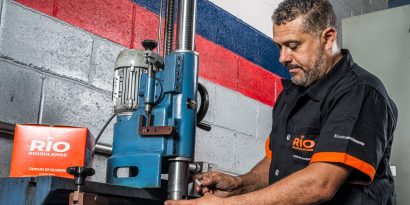 Mecânico realizando trabalho no bloco do motor com camisa de cilindro RIO