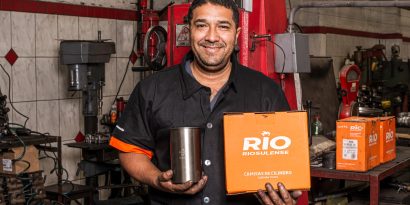 Profissional segurando camisa de cilindro RIO em oficina de retífica