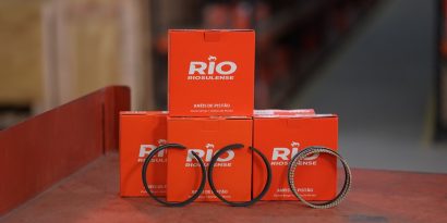 Anéis de pistão RIO em destaque sobre bancada