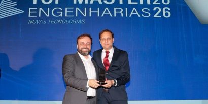 Dois homens de terno seguram o troféu do Prêmio Top Master Engenharias 2026, entregue à RIO Riosulense