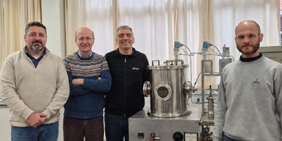 Equipe da RIO e da UCS em laboratório da universidade, ao lado do reator da pesquisa com hidrogênio
